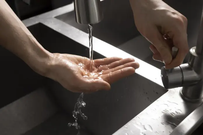 El suministro de agua recupera la normalidad progresivamente en Lanzarote. Imagen de recurso Magnific