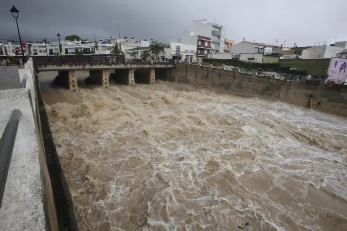 Vista de las inundaciones a consecuencia del paso de la dana Adam en la localidad alicantina de Els Poblets, este lunes. La Generalitat está elaborando una orden de confinamiento en los municipios del litoral sur de Valencia y norte de Alicante afectados por las fuertes lluvias que ya dejan acumulados de más de 650 l/m2 y ha llevado a Emergencias a activar helicópteros para poder rescatar a personas afectadas por las inundaciones. EFE/ Morell