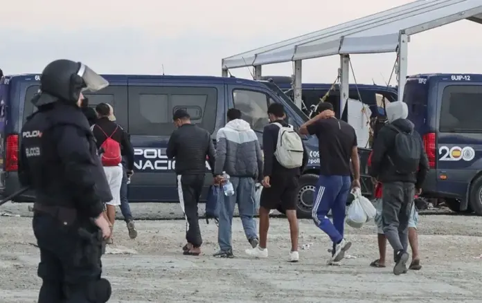 Más de 300 migrantes desalojados del campamento de El Guano regresan a Marruecos