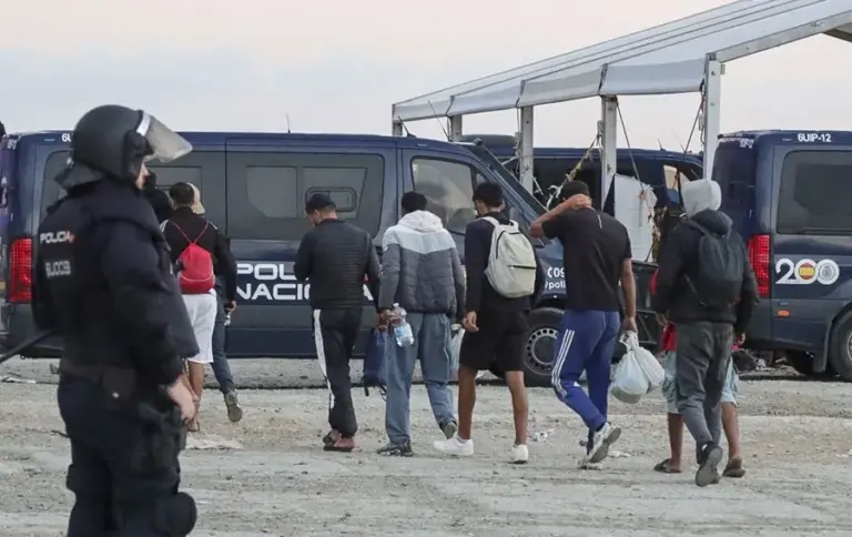 Más de 300 migrantes desalojados del campamento de El Guano regresan a Marruecos