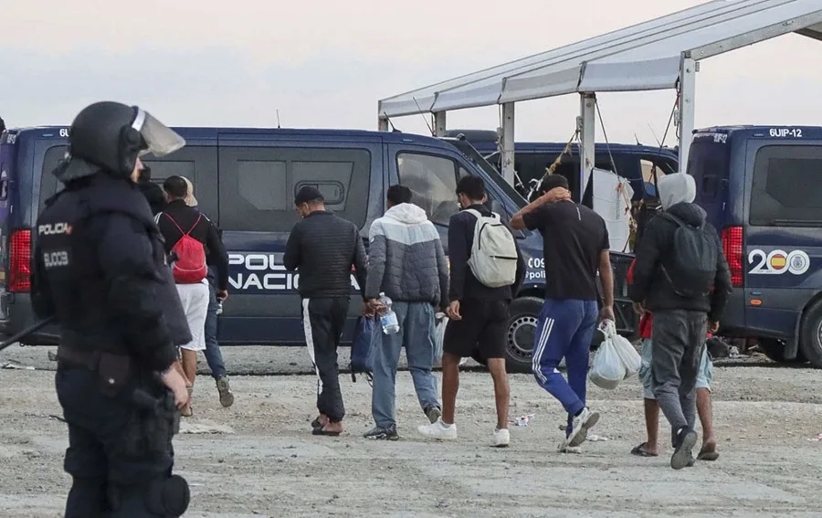 Más de 300 migrantes desalojados del campamento de El Guano regresan a Marruecos