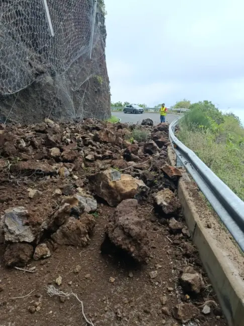 Un desprendimiento afecta a la carretera del norte de La Palma a la altura de Gallegos