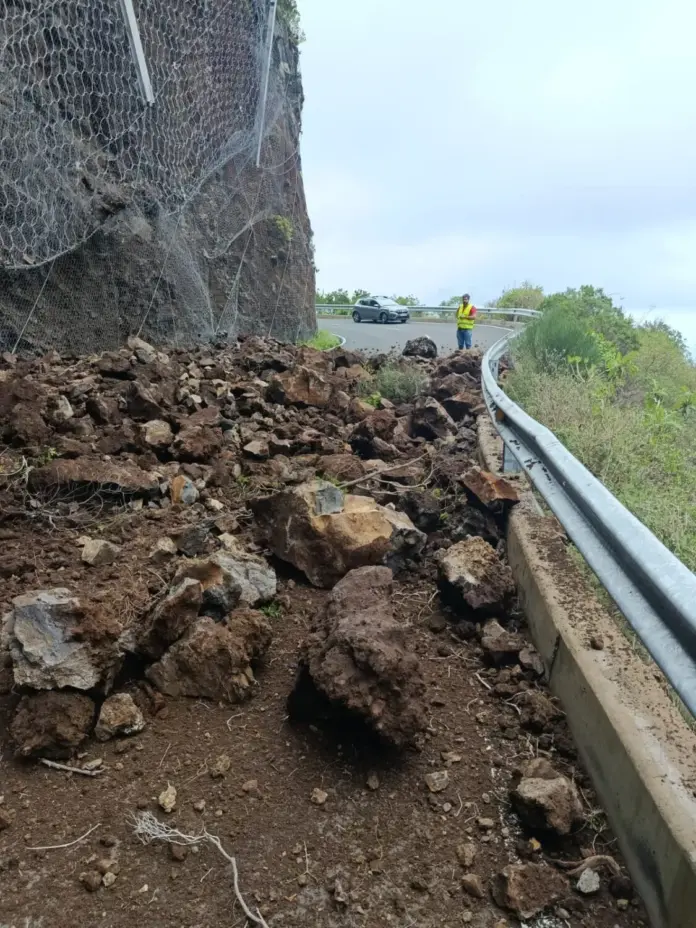 Un desprendimiento afecta a la carretera del norte de La Palma a la altura de Gallegos