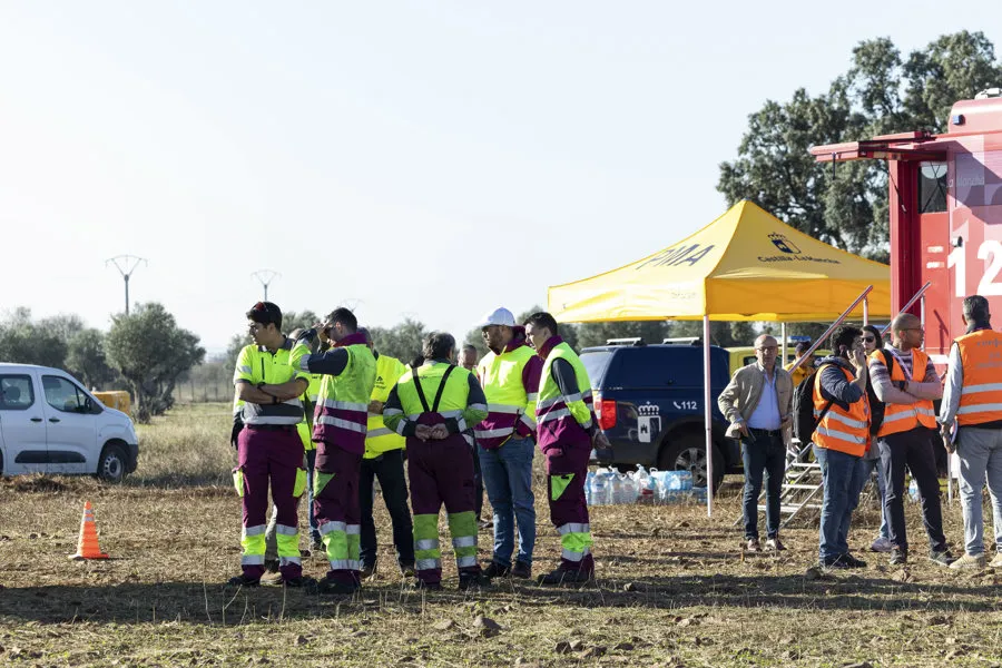Personal de Adif en el puesto de control mientras las fuerzas de seguridad y los servicios de emergencia continúan a primera hora de la mañana de este jueves los trabajos de rescate de los dos trenes accidentados de Urda (Toledo), mientras se mantiene el balance de 68 fallecidos.EFE/ Ángeles Visdómine
