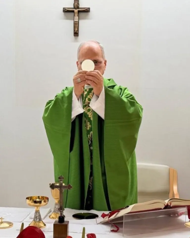 El papa León XIV celebra la misa de este viernes en una sala del Hospital Gemelli