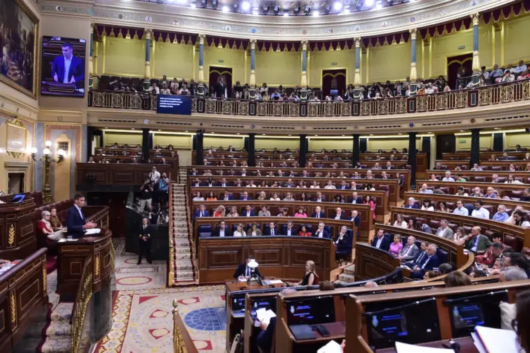Feijóo promete una ley antiocupaciones, mientras que Abascal declara que «no serán unos comicios limpios»