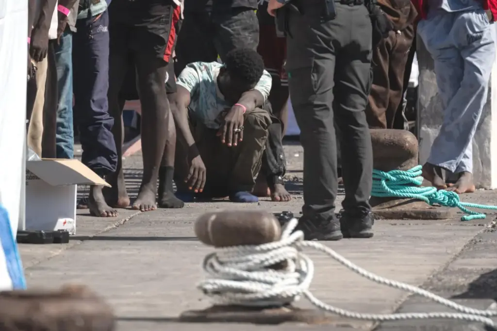 Salvamento rescata a más de 300 migrantes en dos embarcaciones en Canarias