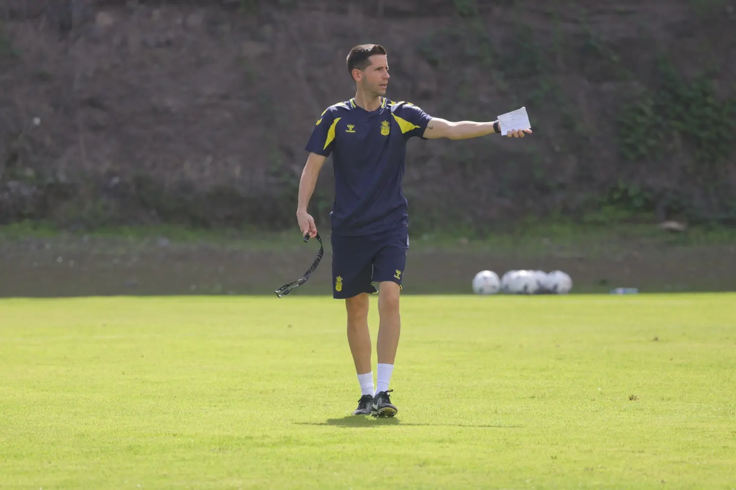 Albert Sánchez busca revitalizar a los veteranos de la UD Las Palmas antes de su debut en Oviedo