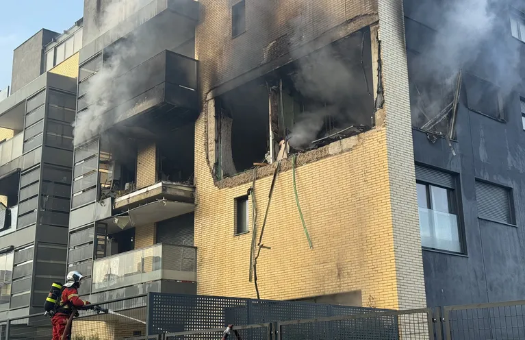 Aparatosa explosión en un edificio de Valdemoro, Madrid, sin heridos pero con importantes daños materiales