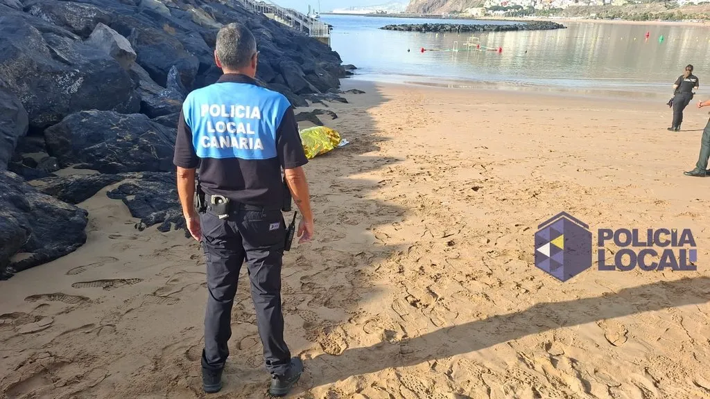 La Policía Local ha localizado este viernes el cuerpo sin vida de un hombre en la zona del espigón de la playa de Las Teresitas, en Santa Cruz de Tenerife. El cadáver se encontraba semisumergido en la bocana norte.