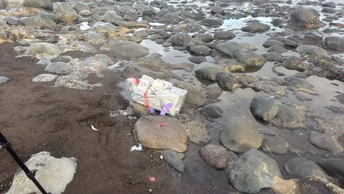 Un equipo de Televisión Canaria descubre un fardo de droga en la costa de Telde