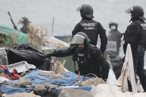 La Policía Nacional desaloja a los migrantes acampados en la playa del Trampolín de Ceuta
