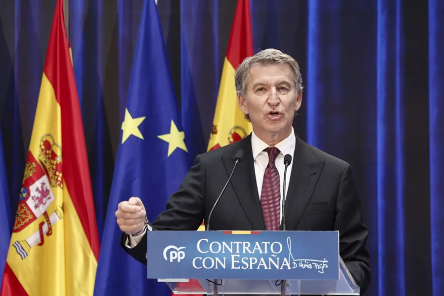 El presidente del Partido Popular, Alberto Núñez Feijóo, presenta este lunes durante un acto celebrado en Madrid, su Contrato con España, su manera de entender el servicio público y la gobernabilidad del país. EFE/ Sergio Pérez