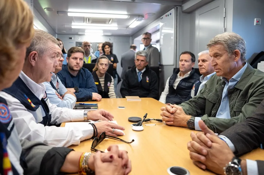Visita del líder del PP, Alberto Núñez Feijóo, al puesto de mando en Urda, Toledo, tras el accidente ferroviario. Imagen RTVC / Aday Sánchez