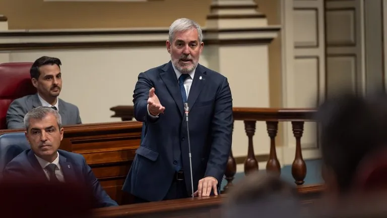 Clavijo insta al Estado al cambio legislativo para limitar la compra de vivienda por foráneos