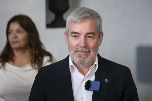 Canarias espera una respuesta de Sánchez hoy o mañana a su petición de medidas urgentes ante el repunte migratorio