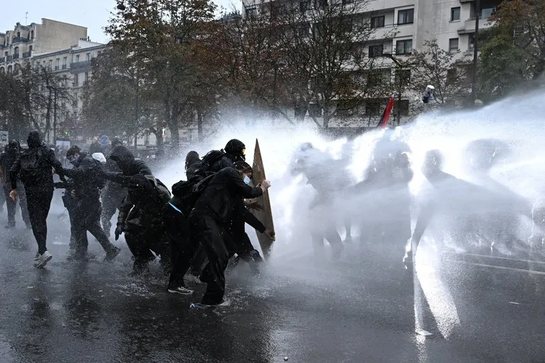 Francia afronta nueva semana de movilizaciones sociales con caceroladas y protestas