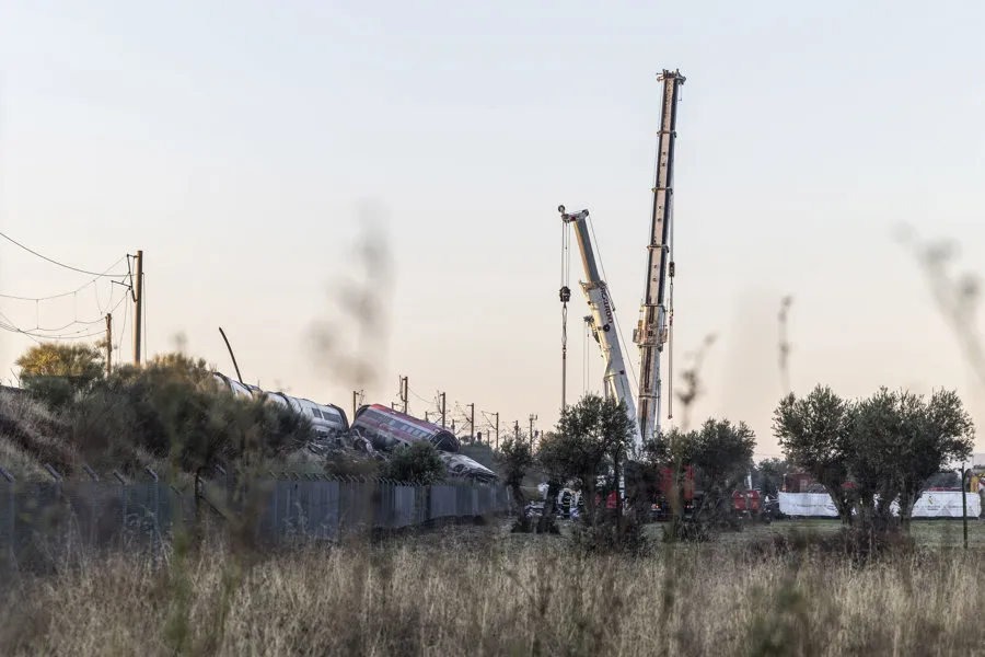 Los servicios de emergencia junto a maquinaria pesada trabajan en el lugar del accidente ferroviario un día después del suceso, este jueves, en la localidad toledana de Urda. EFE/ Ángeles Visdómine
