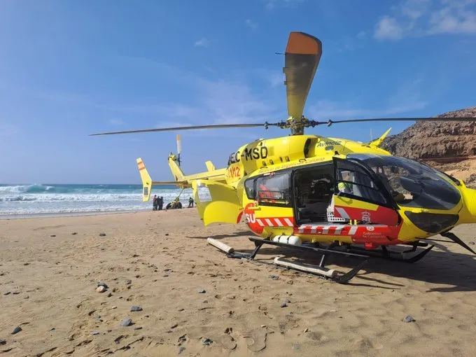 Un helicóptero trasladó al bañista a un centro hospitalario. Imagen 112 Canarias