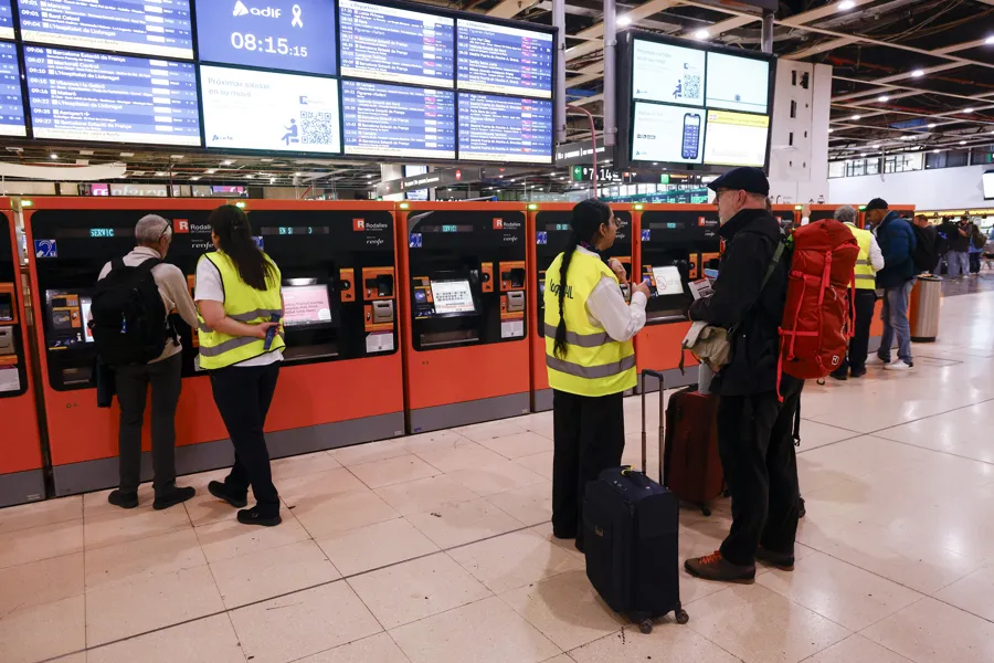  Aspecto de la Estación de Sants de Barcelona, este jueves, cuando los servicios mínimos decretados ante la huelga de 24 horas convocada para por el Sindicato Español de Maquinistas Ferroviarios (Semaf) se están cumpliendo en Cataluña con "relativa normalidad" al inicio del servicio, según han informado fuentes de Renfe. EFE/ Quique Garcia
