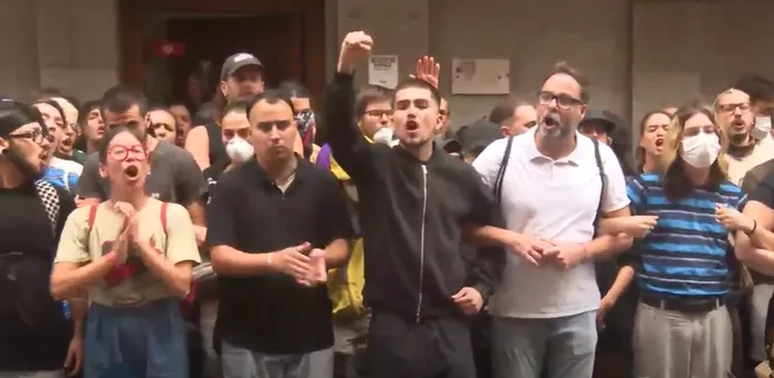 Protestas contra los lanzamientos previstos para ocho familias de la calle Nicolás Estévanez. RTVC