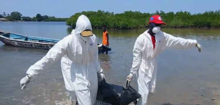 Al menos doce muertos tras el naufragio de una embarcación frente a la costa de Gambia
