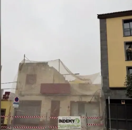 Un trabajador herido de gravedad en una pierna tras desplomarse el techo de una vivienda en obras en La Laguna