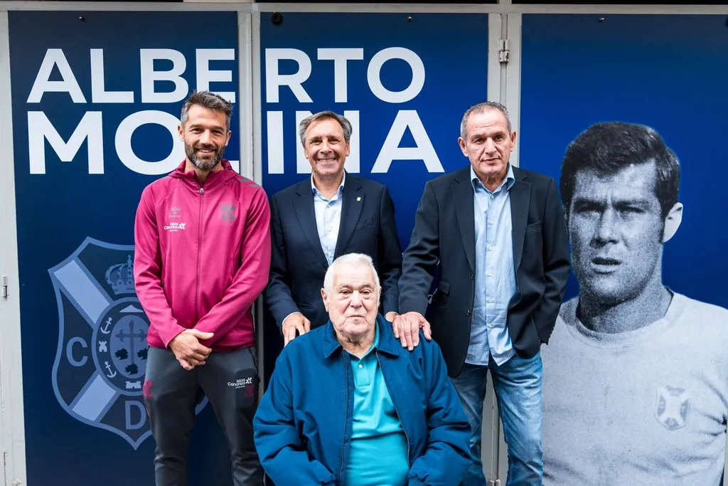 Imagen para la historia, Alberto Molina (centro sentado) junto a Aitor Sanz, excapitán del CD Tenerife y segundo jugador con más partidos disputados con el CD Tenerife, junto a Toño Hernández (derecha), tercer jugador que más partidos ha disputado y Felipe Miñambres (centro de pie), actual presidente del CD Tenerife y cuarto jugador con más partidos disputados en la historia del club blanquiazul / CD Tenerife
