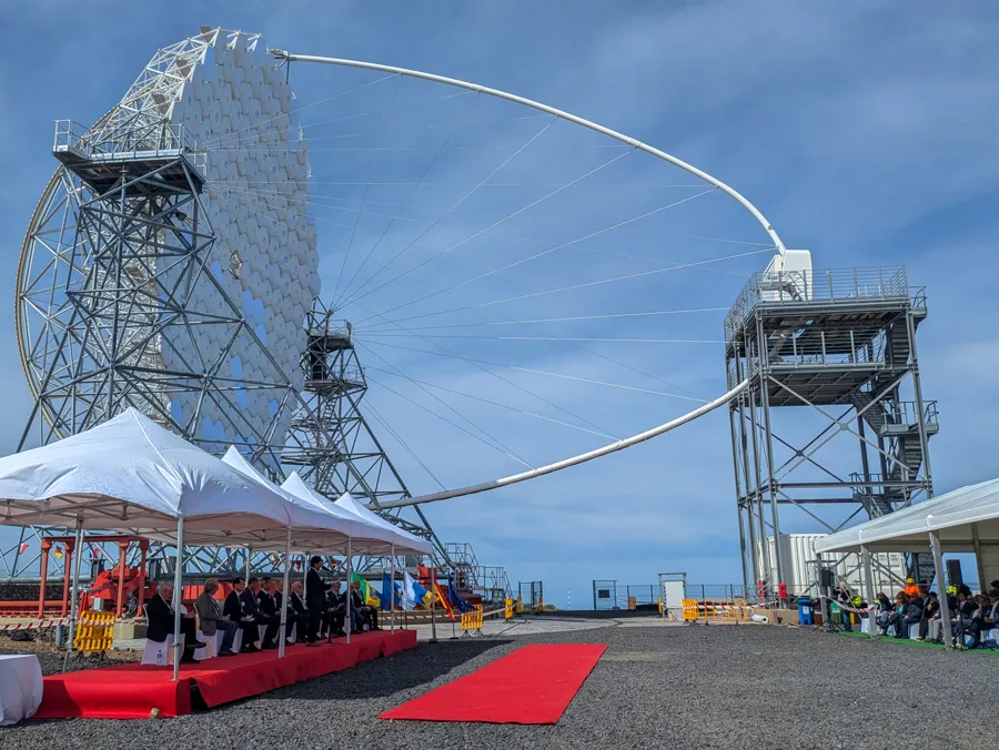 Un consorcio científico conformado por once países inauguró este jueves en el observatorio del Roque de lo Muchachos, en La Palma, los cuatro grandes telescopios que formarán parte de la futura red Cherenkov, diseñados para estudiar algunos de los fenómenos más extremos y energéticos del Universo. EFE/ Luis G. Morera