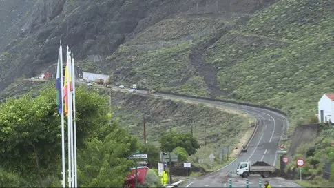 Reabre el túnel de Los Roquillos, en El Hierro, tras el desprendimiento de piedras y barro en la vía