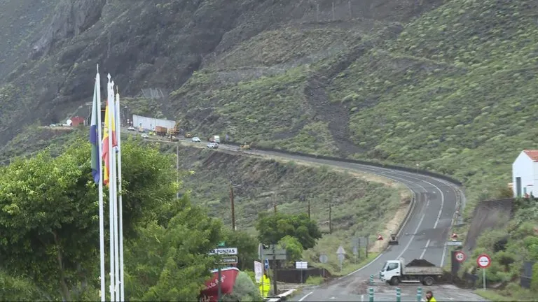 Habilitan un carril en el túnel de Los Roquillos tras el desprendimiento de una gran piedra y barro en la vía