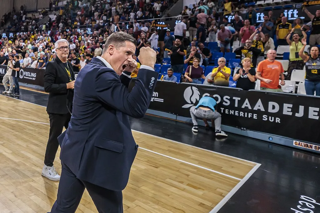 Jaka Lakovic celebra junto a la afición un nuevo triunfo en la Eurocup / CB Canarias
