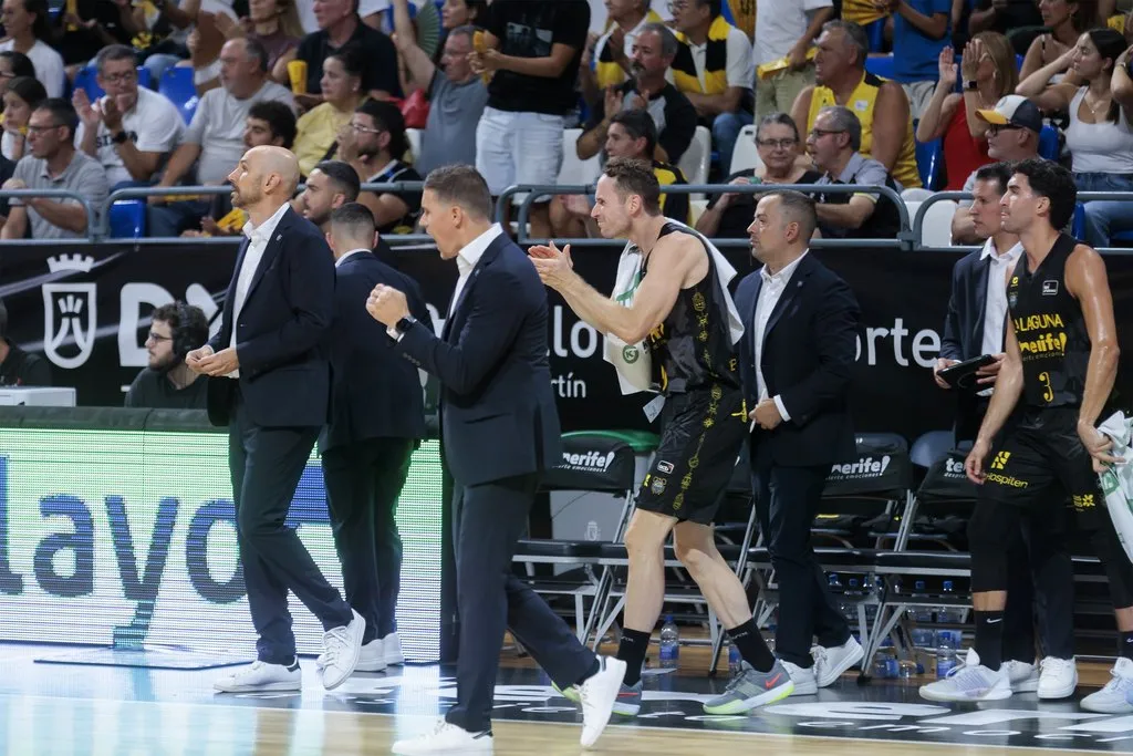 Jaka Lakovic y parte del equipo del La Laguna Tenerife, durante un partido en la temporada 2026/27 / La Laguna Tenerife