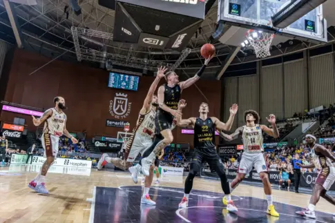 82-80 Partido disputado entre el La Laguna Tenerife y el Reyer Venezia en la Eurocup