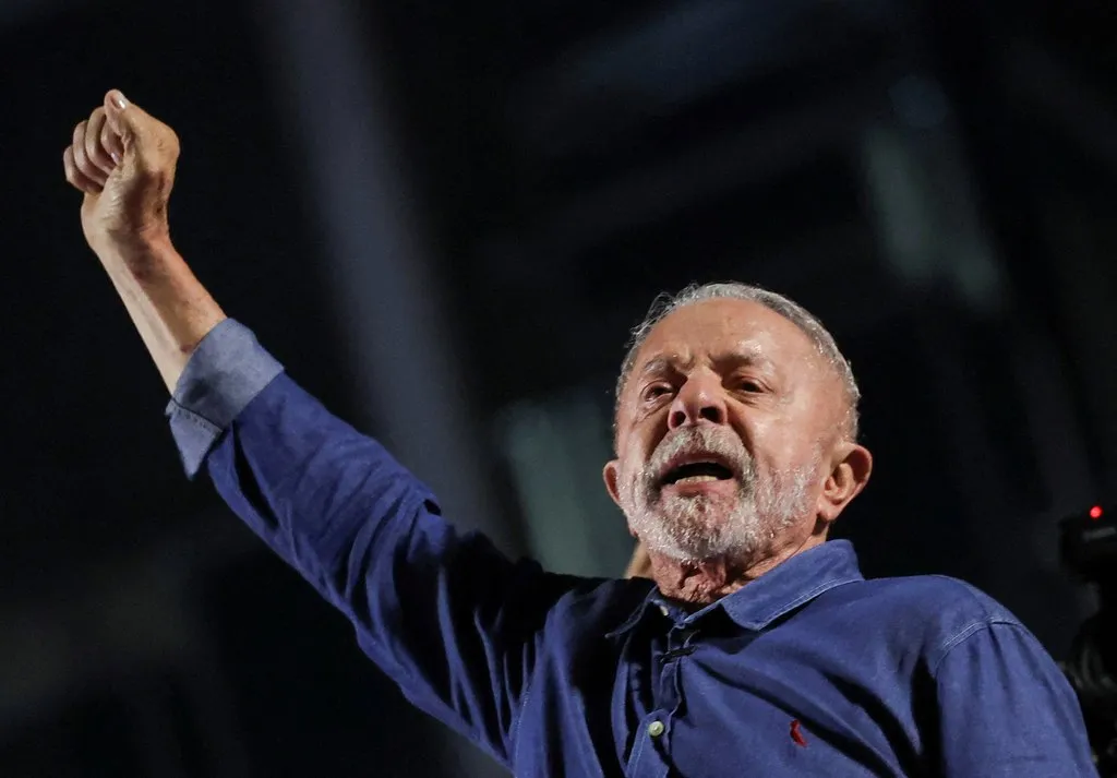 El presidente de Brasil, Luiz Inácio Lula da Silva, candidato a la reelección por el Partido de los Trabajadores (PT), hace gestos mientras se dirige a sus seguidores tras su victoria en la segunda vuelta de las elecciones presidenciales, en la Avenida Paulista, en São Paulo, Brasil, el 26 de octubre de 2026. REUTERS/Amanda Perobelli