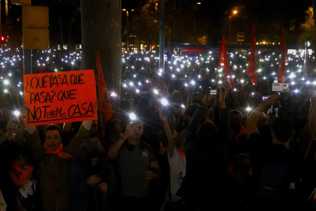 Los sindicatos y organizaciones de defensa de la vivienda, como el Sindicat de Llogateres y la PAH, participan este viernes en una nueva manifestación en el centro de Barcelona bajo el lema "Para Olga y Maricarmen: ¡El negocio de la vivienda mata!". EFE/Quique García