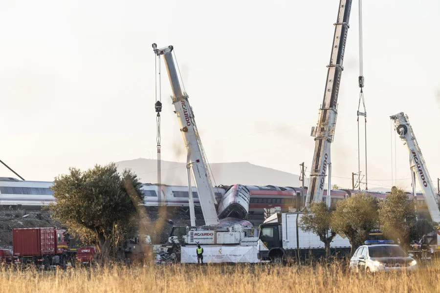 Los servicios de emergencia junto a maquinaria pesada trabajan en el lugar del accidente ferroviario un día después del suceso, este jueves, en la localidad toledana de Urda. EFE/ Ángeles Visdómine