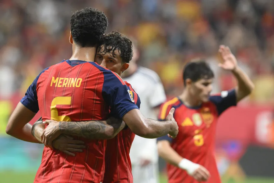 Los jugadores de la selección española, Mikel Merino (i) y Yeremi Pino, celebran el tercer gol del combinado español. Imagen EFE