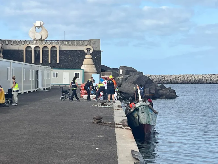 Llega a La Restinga, El Hierro, una nueva embarcación con migrantes