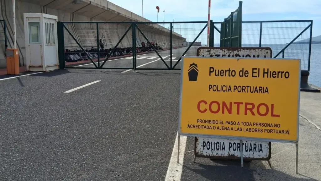 Personas migrantes a la espera de trasladao a Tenerife desde El Hierro