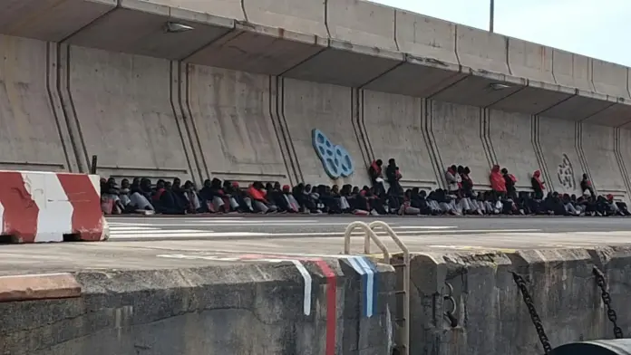 Personas migrantes a la espera de trasladao a Tenerife desde El Hierro