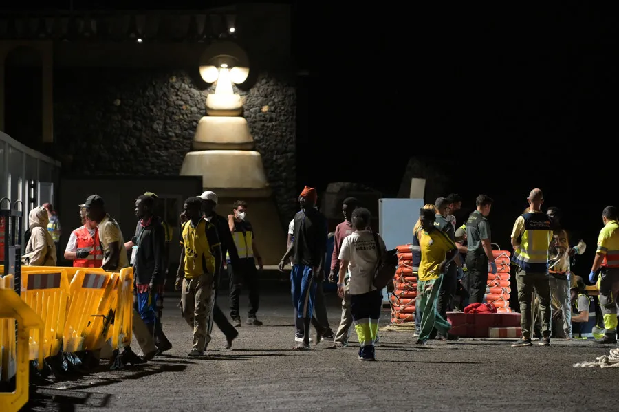 Grupo de migrantes llegados en las últimas horas a La Restinga, El Hierro. Imagen EFE