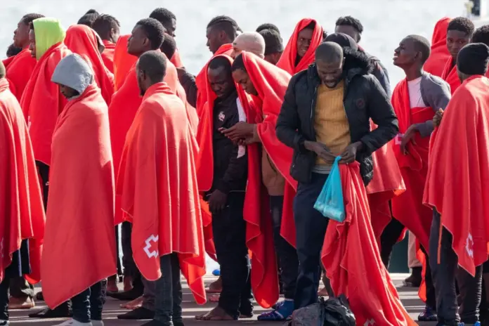 Salvamento rescata a 53 migrantes en aguas próximas a Lanzarote