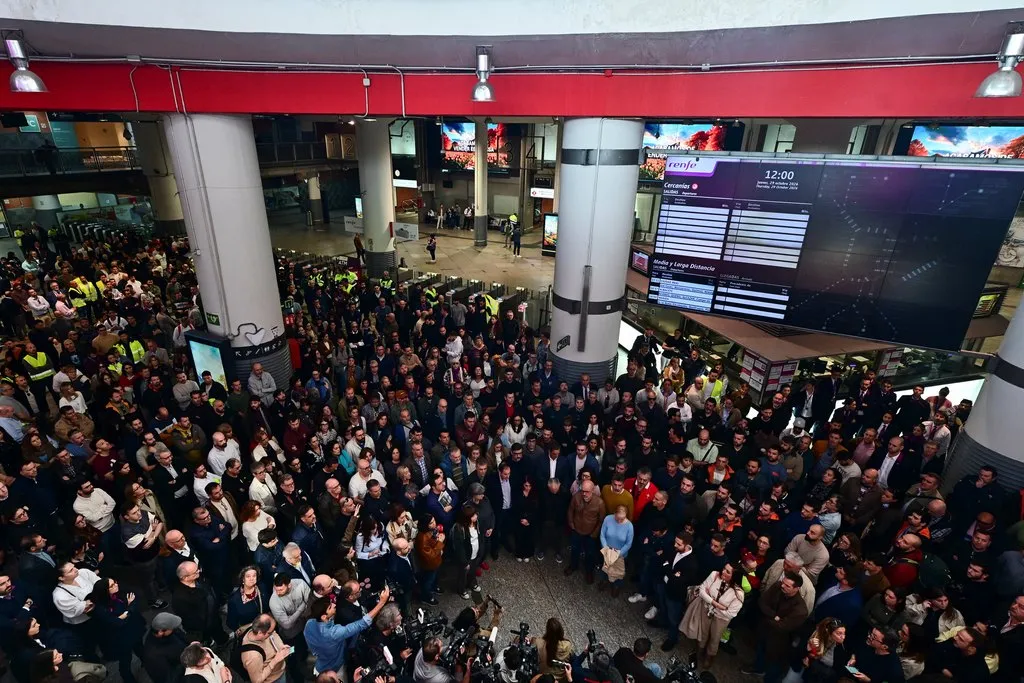 Residentes y conductores de tren hacen un minuto de silencio en la estación de Atocha. REUTERS / Juan Barbosa