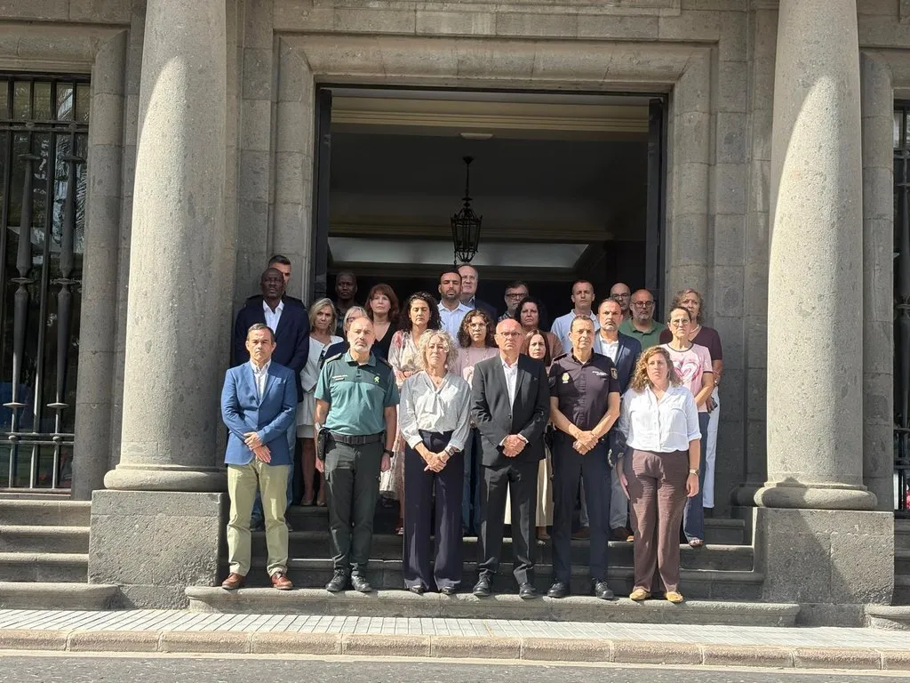 La Delegación del Gobierno en Canarias guarda un minuto de silencio por las víctimas del accidente ferroviario de Toledo. Imagen cedida por la Delegación del Gobierno en Canaria