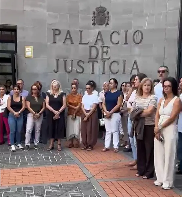 Minuto de silencio hoy el el Palacio de Justicia de SCTFE por las víctimas del accidente de tren. Tribunal Supremo de Justicia de Canarias