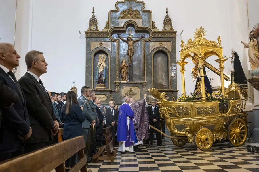 El presidente de Castilla-La Mancha, Emiliano García-Page (2i), junto al alcalde de Urda, Manuel Galán (i), asiste a la misa funeral en recuerdo de las víctimas del accidente ferroviario del pasado miércoles en Urda (Toledo), que preside el arzobispo de Toledo, Francisco Cerro, hoy sábado en la iglesia parroquial San Juan Bautista de Urda (Toledo). EFE/Jesús Monroy