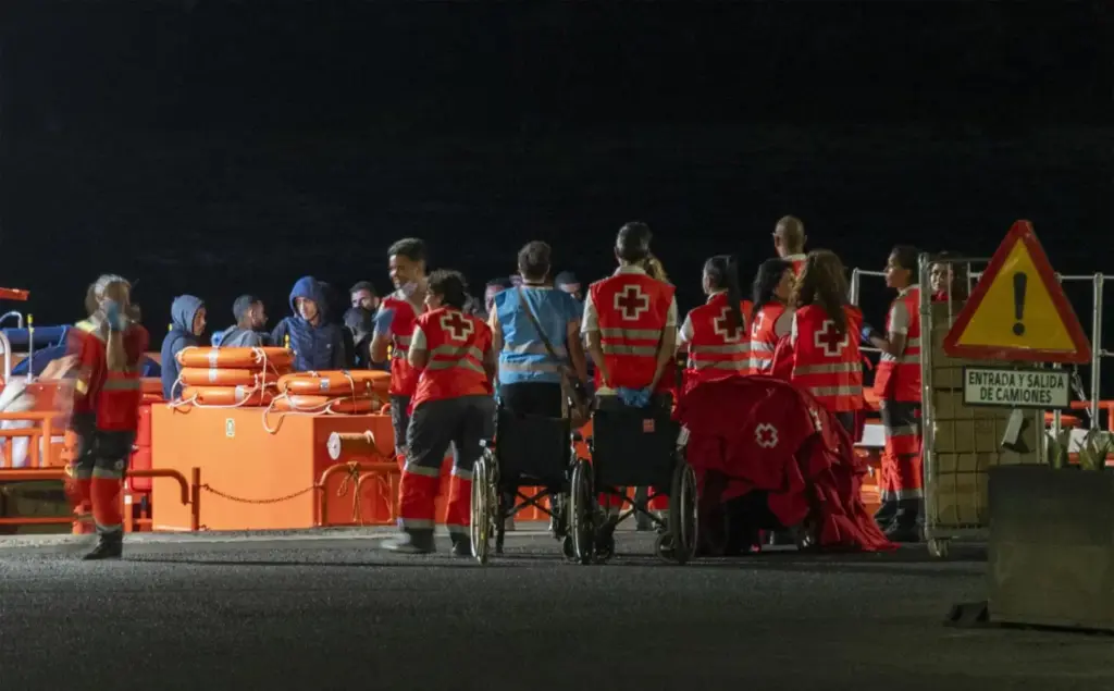 Salvamento rescata a más de cien personas en una neumática al norte de Lanzarote