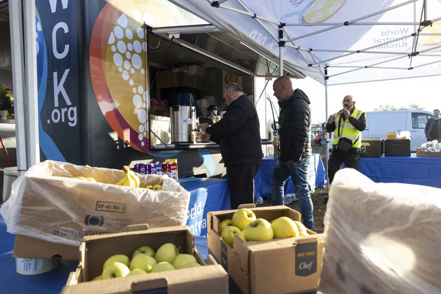 La oenegé del chef español José Andrés, World Central Kitchen (WCK), se ha movilizado junto a restaurantes de la zona para atender a los servicios de emergencia que colaboran en el accidente ferroviario de Urda (Toledo). EFE/ Ángeles Visdómine