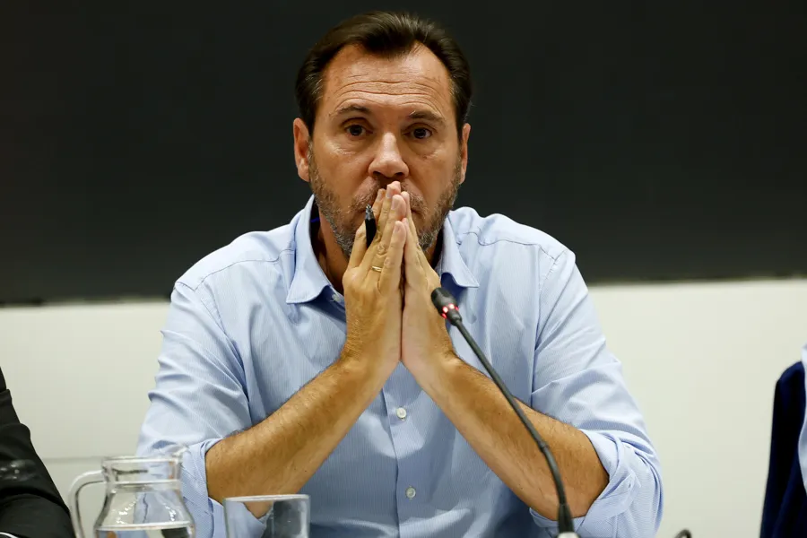 El ministro de Transportes, Óscar Puente durante una rueda de prensa celebrada este viernes en Madrid para informar sobre el accidente ferroviario de Urda (Toledo) en el que han muerto 69 personas. EFE/JJ Guillén